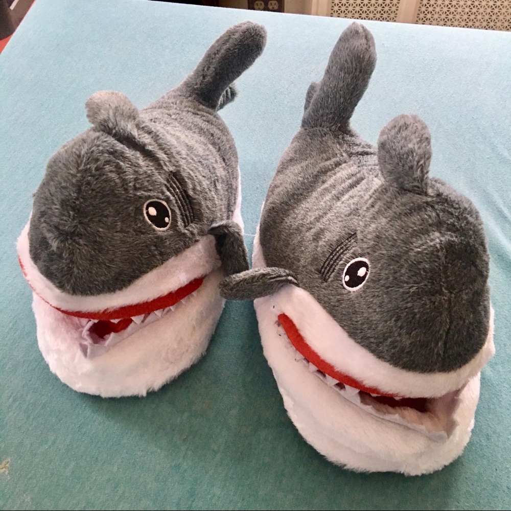 NWOT Shark Slippers Kids 4-6 (Fits Adult 6-8)